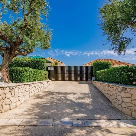Villa Madini Luxury With Private Heated Pool Vanato